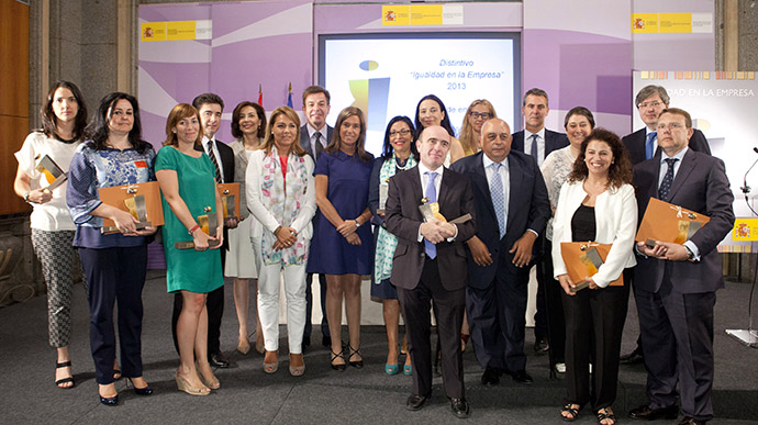 Ana Mato, en el centro con vestido azul, y los representantes de las nuevas empresas de la Red DIE.