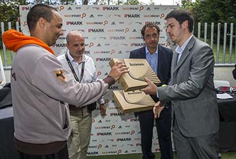 Juan Ramón Cosa, de Lenovo, hace entrega de los portátiles a los ganadores del Torneo. 