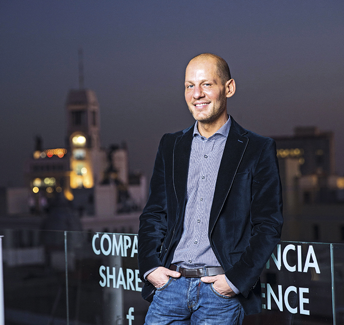 Roberto Sánchez, director de marca y estrategia corporativa de Room Mate, en la portada de IPMARK.