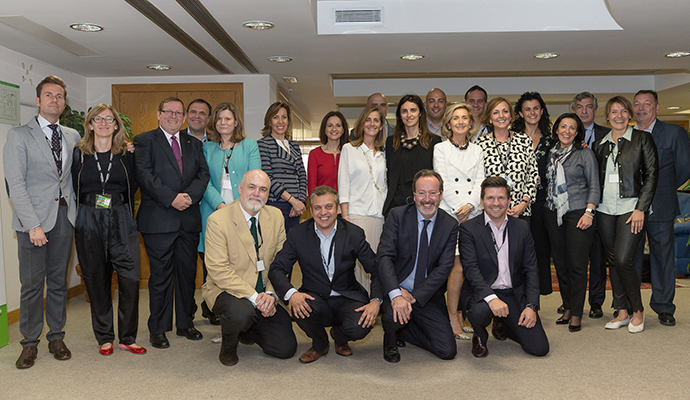 Fotografía de grupo de los miembros del Consejo Directivo de la Asociación Española de Anunciantes (aea) tras la celebración de su 53 Asamblea General. 