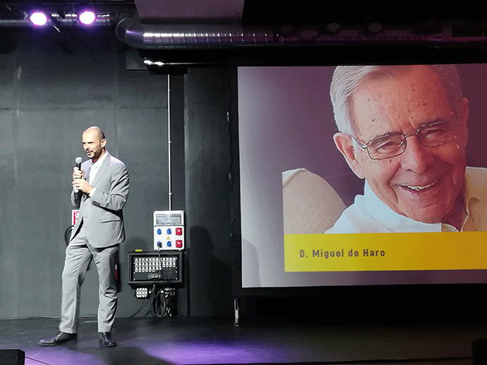 Jaime de Haro, , director general de Ediciones y Estudios, recogió el premio a título póstumo concedido a su padre y predecesor en la compañía. 