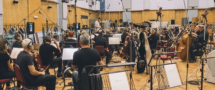 Lucas Vidal dirigiendo la orquesta en el estudio Abbey Road (Londres), en la grabación de la identidad sonora de LaLiga.