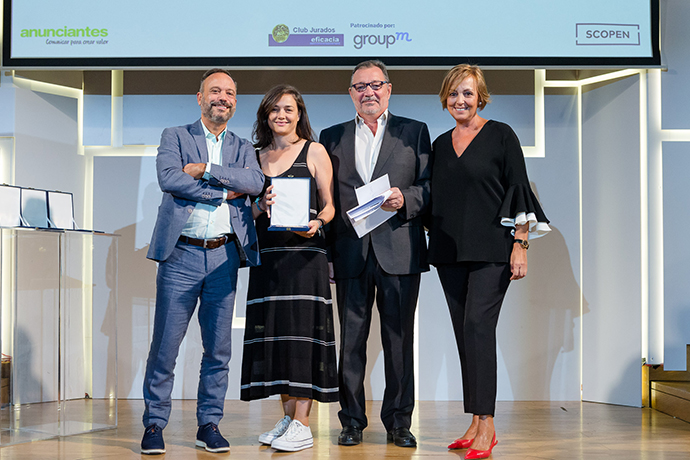 De izquierda a derecha, César Vacchiano, presidente & CEO de SCOPEN; Xisela López (Sra.Rushmore); José Manuel Zamorano, presidente del Club de Jurados de los Premios a la Eficacia; y Lidia Sanz, directora general de la Asociación Española de Anunciantes (aea).