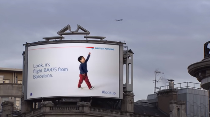 British Airways lanzó en 2013 una campaña digital y en tiempo real, con acción interactiva. El siguiente paso, la programática en DOOH.