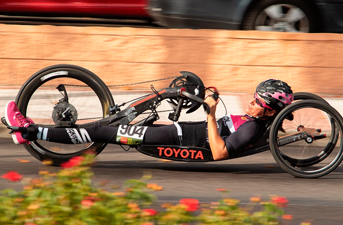 Eva Moral, atleta de triatlón paralímpico, una de las protagonistas de la nueva acción corporativa de Toyota.