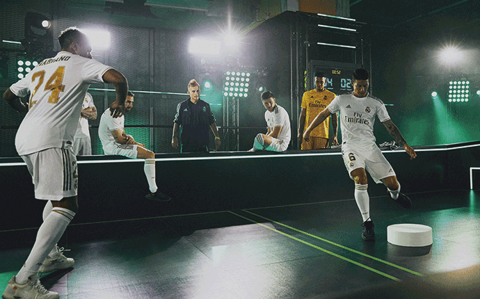 Los jugadores del Real Madrid juegan al nuevo deporte Aeroxxx, de Codere, casa de apuestas oficial del equipo.