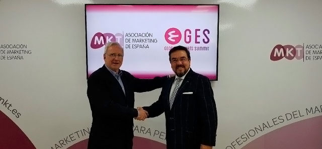 Víctor Conde, director general de MKT dando la mano a Antonio LaCasa director del Global Esports Summit
