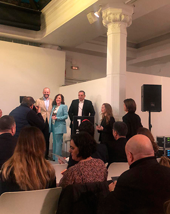Jaime de Haro, editor de IPMARK, entrega un reconocimiento especial a Cristina Vicedo, directora general de FutureBrand España.