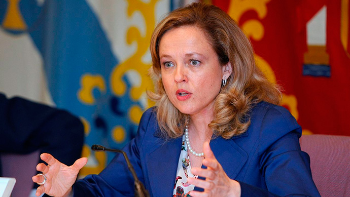 La vicepresidenta económica, Nadia Calviño, anuncia el retraso del cobro de la tasa Google, a la espera de ver las negociaciones de la OCDE