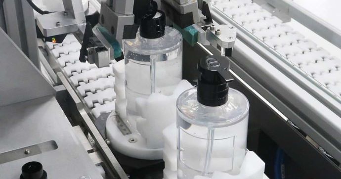 LVMH, Bernard Arnault, CEO de LVMH, decidió un sábado por la noche prestar sus instalaciones a la fabricación de geles desinfectantes para las manos. 