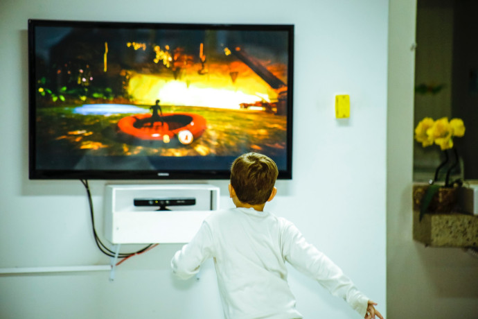 El cierre de centros educativos en la Comunidad de Madrid ha incrementado el consumo y uso de la televisión