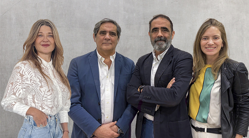 Lucrecia Fretes y Juan Silva, primera y segunda de derecha a izquierda, acompañados por Rafael Silva y Natalia Rodoni, socio y director de aerre_ y cofundadora de AdverPR y managing director de AdverPR Argentina