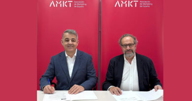 El acuerdo ha sido suscrito por Juan Cantón, director general de AMKT ( a la dcha), y Laureano Turienzo ( a la izq), en representación de ExpoRetail