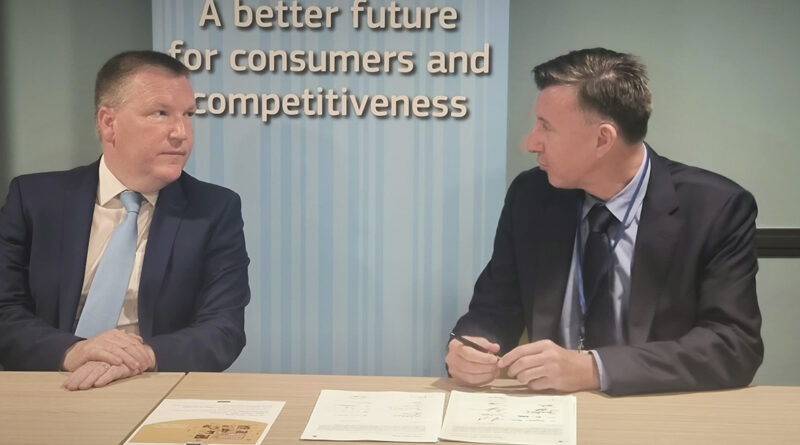 Michael McGrath, comisario de la CE y Yann Fontaine, CEO de Miravia