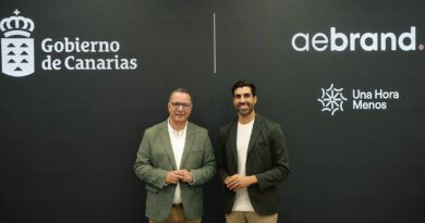 De izq a dcha,Poli Suárez, consejero de Educación, Formación Profesional, Actividad Física y Deportes del Gobierno de Canarias y Acaymo Cáceres, fundador y CEO de Una Hora Menos. Nuevo vocal de Aebrand en Canarias