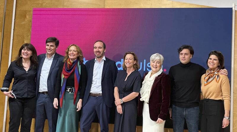 Cristina Vicedo, presidenta de Aebrand junto a todos los ponentes e invitados en la presentación de la VI edición del 'BrandPulse 2024' sobre la salud del branding en las marcas