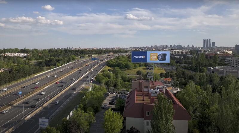 El soporte está estratégicamente ubicado junto a la A-1, en el concurrido municipio de Alcobendas