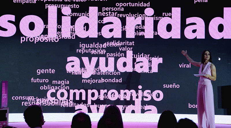 Itziar Oltra, joven influencer y presentadora de la gala durante los Premios MIA 2025