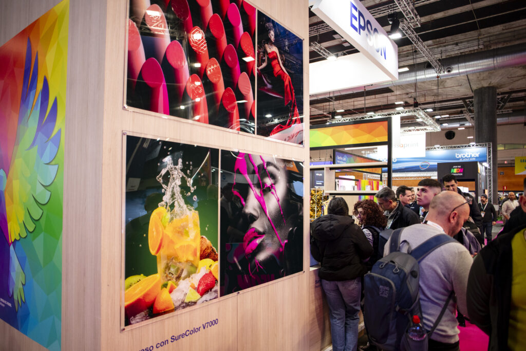 Los visitantes podrán adentrarse en diferentes áreas dedicadas a tendencias, color, creatividad, robótica, automatización y soluciones para la gestión de flujos de trabajo.