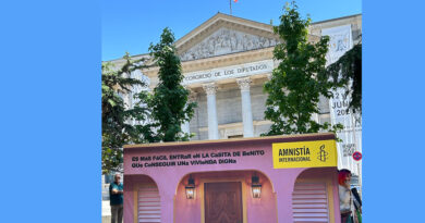 El 28 de mayo, en el aniversario de la ley de la vivienda de 2023, la casita se trasladó frente al Congreso de los Diputados