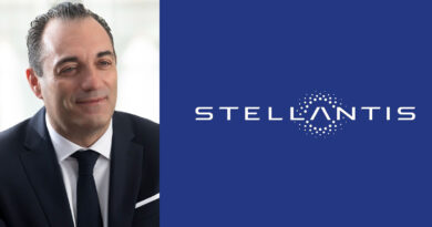Antonio Filosa, CEO de Stellantis, presenta el nuevo lanzamiento de coches
