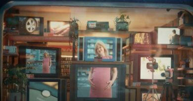 La campaña representa visualmente el avance de la sociedad y la transformación de la publicidad a lo largo del tiempo