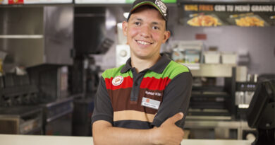 Bryan Alonso, un joven con discapacidad intelectual, encontró su primer trabajo en el Burger King de Ponferrada (León)