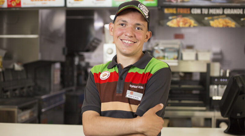 Bryan Alonso, un joven con discapacidad intelectual, encontró su primer trabajo en el Burger King de Ponferrada (León)