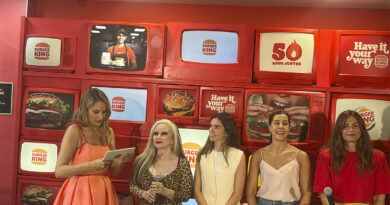 De izq a dcha, Alba Carrillo, Alaska, Yvette Atlet, Carolina Marin y Nuria Roca, durante la presentación por el 50 aniversario de Burger King