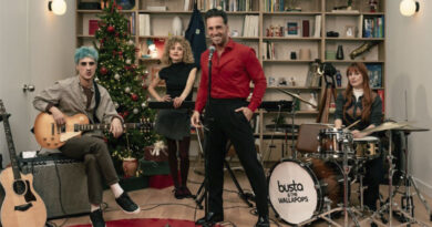 La plataforma decidió dar voz a quienes viven estas fechas con otro ritmo, y eligió a Bustamante para cantar la Navidad “que nunca se canta”