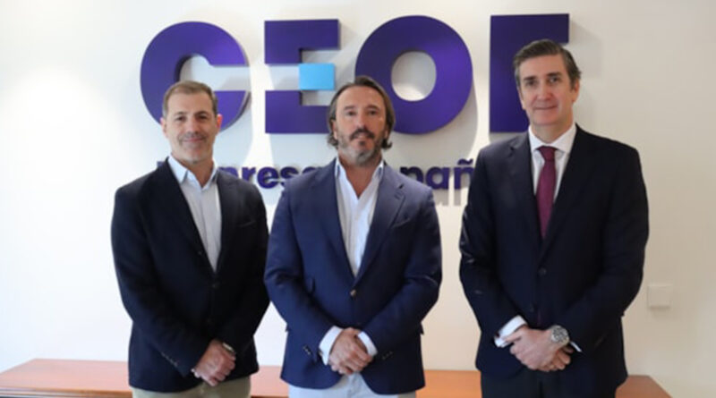 De izquiera a derecha, Mikel Lekaroz, Tesorero de IAB España, Carlos Sánchez, presidente de IAB España y Javier Calderón, director del Departamento de Empresas y Organizaciones de CEOE