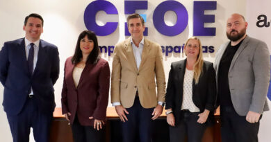 Miembros de la CEOE junto a representantes de ADC como Ludi García, presidenta de la patronal sectorial de agencias de comunicación