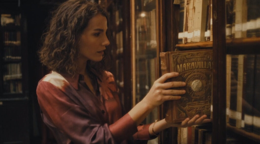 Escena del spot 'Maravíllate' en el que la protagonista descubre el libro de las maravillas