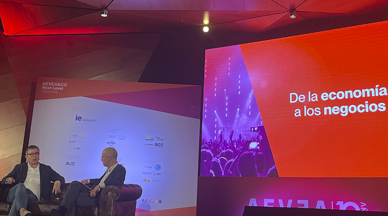 César González, CEO de Somos Experiences y Fernando Trias de Bes, escritor y economista durante su conversación en AEVEA & Co