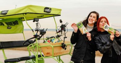 La deportista Carolina Marin junto a la influencer Meriidiano sosteniendo los snacks de la marca