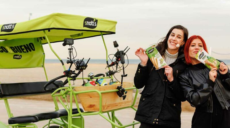 La deportista Carolina Marin junto a la influencer Meriidiano sosteniendo los snacks de la marca