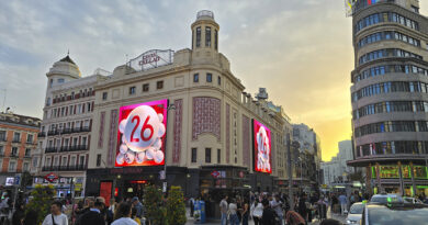 Antes del inicio del evento, los asistentes pudieron ver una pieza 3D proyectada en las pantallas exteriores del edificio
