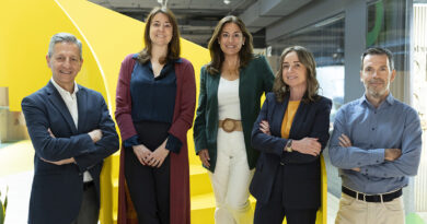 De izquierda a derecha, Rafael Urbano (CEO de Carat), Elisa Brustoloni (CEO de dentsu X), Cristina Jiménez-Herrera, Ángel López (chief digital officer de Dentsu) y Marta Pasamón (managing director de iProspect)