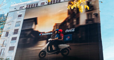 La metáfora resume en una sola escena la nueva alianza y el objetivo principal de la campaña: comunicar que la bebida de Coca-Cola pasa a incorporarse al pedido de pizza