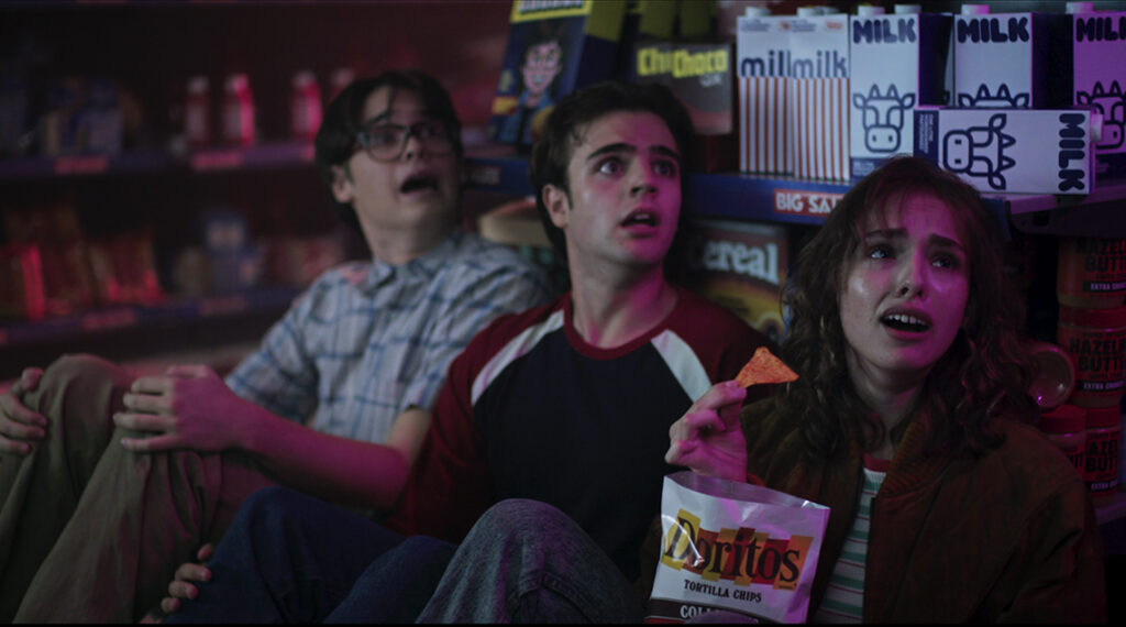 La marca posiciona el crujido del snack como un recurso que convierte a los personajes de la pieza en héroes inesperados