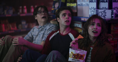 la marca posiciona el crujido del snack como un recurso que convierte a los personajes de la pieza en héroes inesperados