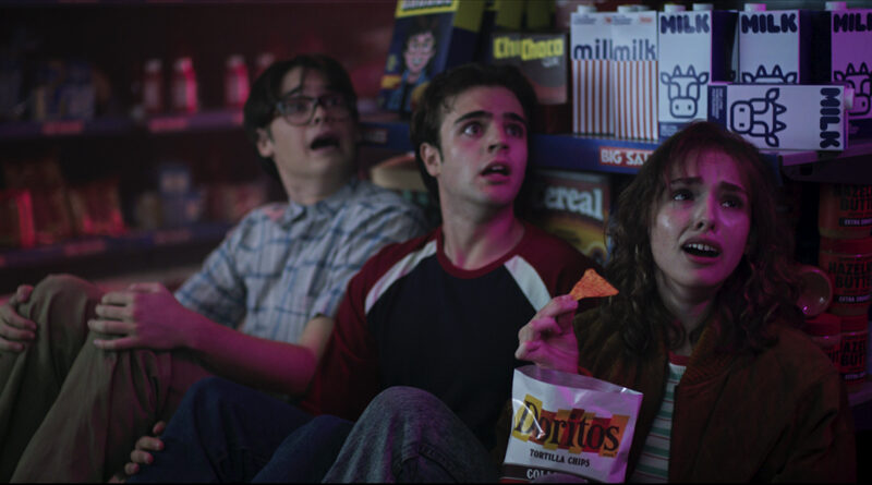 la marca posiciona el crujido del snack como un recurso que convierte a los personajes de la pieza en héroes inesperados