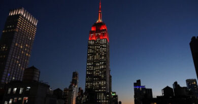 En una imagen para el recuerdo, la ciudad de Nueva York se iluminó con los colores de ¡HOLA! para conmemorar una fecha muy especial: el 80º aniversario