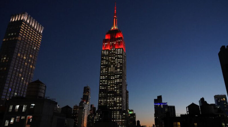 En una imagen para el recuerdo, la ciudad de Nueva York se iluminó con los colores de ¡HOLA! para conmemorar una fecha muy especial: el 80º aniversario