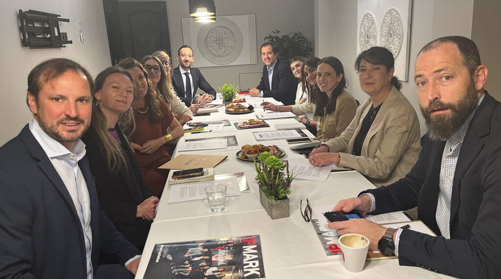 Mesa dos del coloquio organizado por IPMARK segundos previos al debate