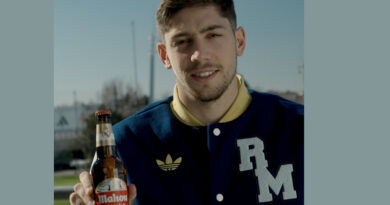 Fede Valverde, jugador del Real Madrid durante la acción publicitaria junto a Mahou para promocionar el Derbi de este sábado