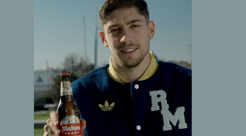 Fede Valverde, jugador del Real Madrid durante la acción publicitaria junto a Mahou para promocionar el Derbi de este sábado