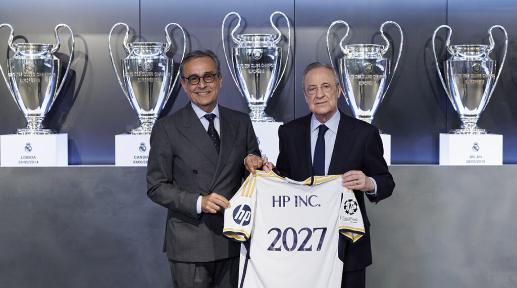 Antonio Lucio, director de marketing y asuntos corporativos de HP junto a Florentino Pérez, presidente del Real Madrid