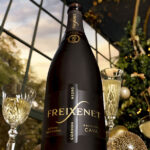 Freixenet se apropia del alumbrado de Barcelona con “Jo porto el cava” Freixenet se apropia del alumbrado de Barcelona con “Jo porto el cava”