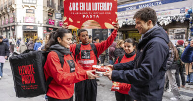 Con este “premio alternativo”, Gallo vincula el producto —la pasta— a un ritual popular, releyendo el doble sentido del término